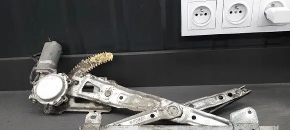 Subaru Impreza II Rear window lifting mechanism without motor