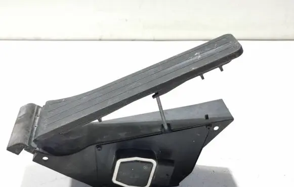 Mercedes-Benz C W204 Accelerator throttle pedal A2043000204