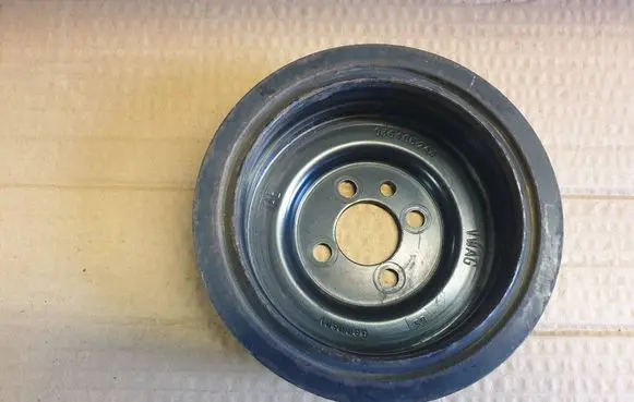 Volkswagen PASSAT B6 Crankshaft pulley 03G105243