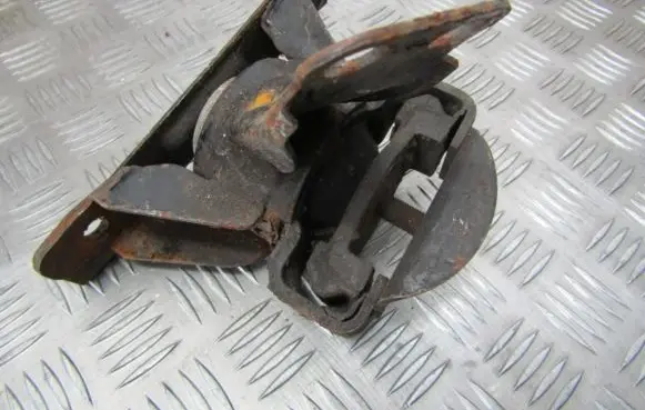Ford Mondeo Mk III Engine mount bracket