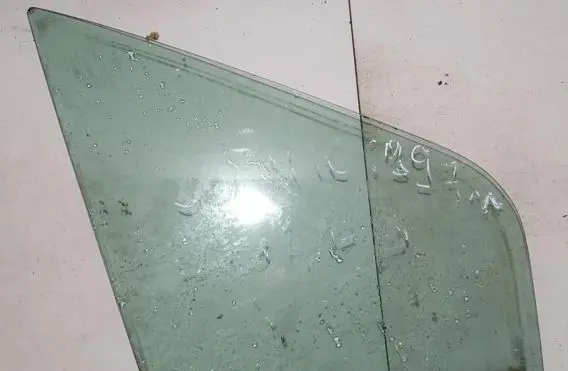 Renault Scenic I Front door vent window glass four-door 
