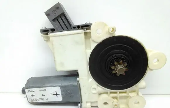 Toyota Avensis T250 Rear door window regulator motor 6984005100