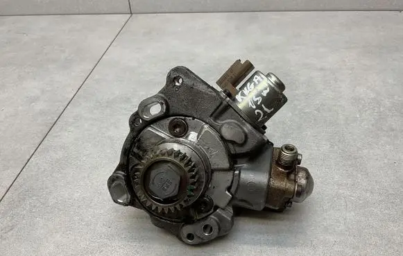 Ford Kuga II Fuel injection high pressure pump DFP61EDW10F 9674984480 28384347