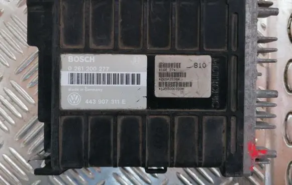 Volkswagen Golf III Engine control unit/module 443907311E 0261200277