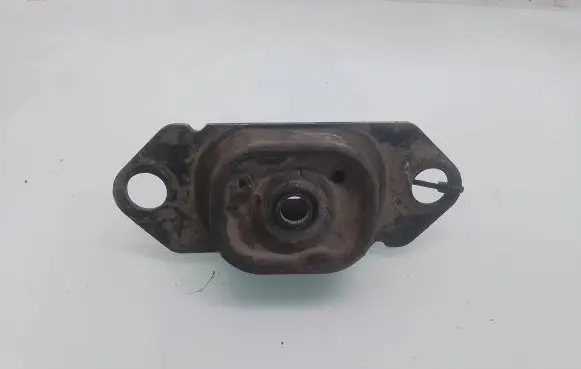 Nissan Primera Engine mount bracket