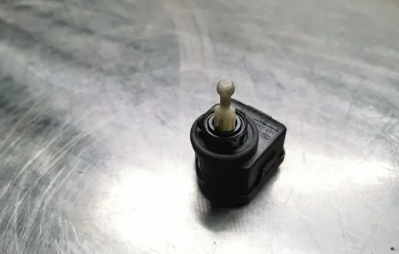 Volkswagen Bora Headlight level adjustment motor 1J0941295C