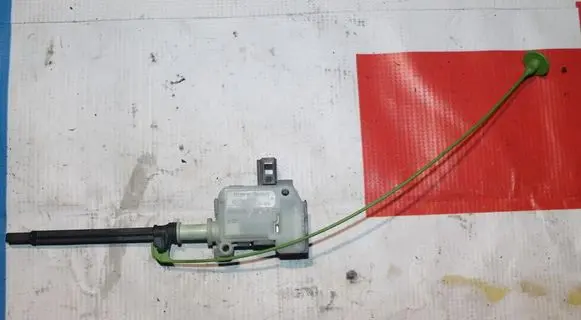 Volvo S60 Fuel tank opening switch 86113136
