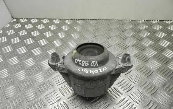 Mercedes-Benz C AMG W204 Engine mount bracket A2042400117 VD11820