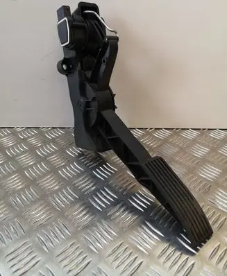 Mercedes-Benz B W245 Accelerator throttle pedal A1693000104 91736020