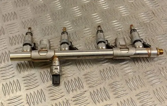 Volkswagen Polo VI Fuel injector 06L133317N 2004510132