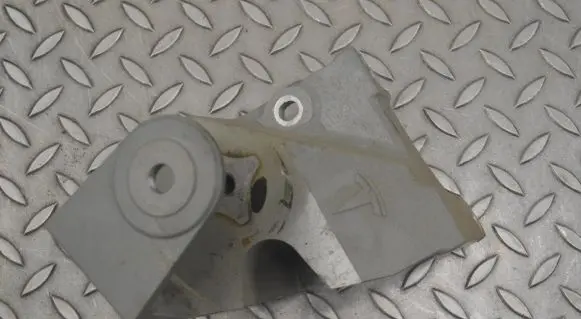 Engine mounting bracket