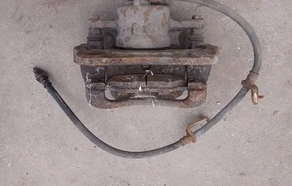 Toyota RAV 4 (XA40) Front brake caliper 