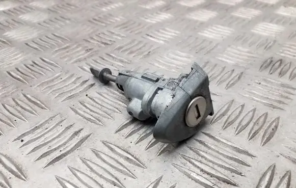 Volkswagen PASSAT B7 Front door lock (next to the handle) 3C0837167B
