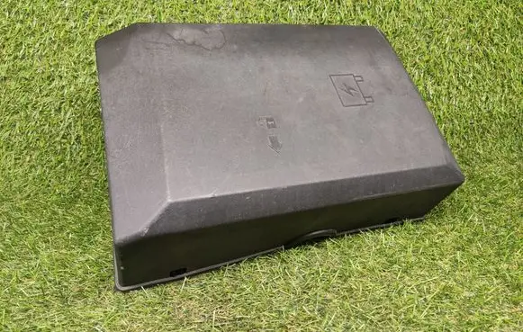 Chevrolet Suburban Fuse box cover 15097981