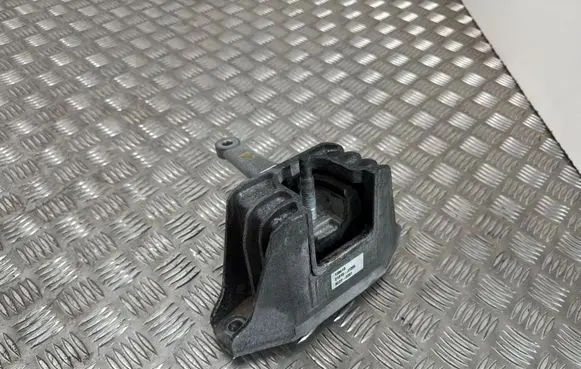 KIA Ceed Engine mount bracket 21810J7200