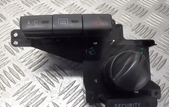 Toyota Yaris Hazard warning light relay 