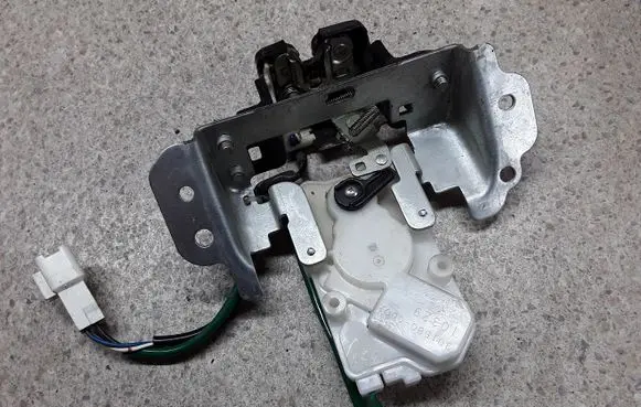 Toyota Land Cruiser (J150) Tailgate window lock/catch/latch 3015800002