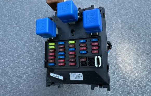 Nissan Patrol Y61 Fuse module 2523079981 2523079964