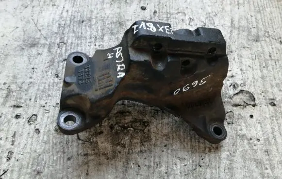 Opel Astra H Engine mounting bracket 332253673