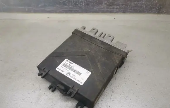 Volkswagen PASSAT B3 Engine control unit/module 0261200328 037906022ED