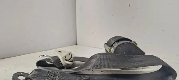 Middle seatbelt (rear)