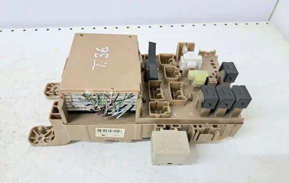 Toyota Corolla Verso E121 Fuse module 8264113040