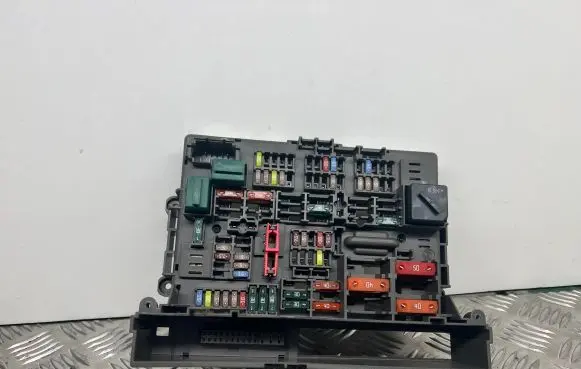 BMW 3 E90 E91 Fuse module 9119446 911944605