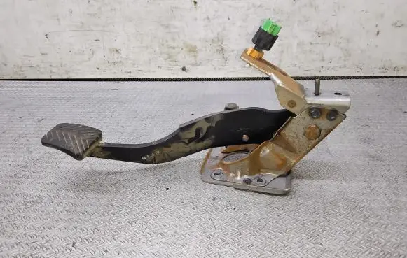 Mitsubishi Grandis Brake pedal 