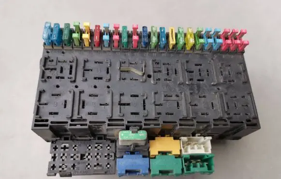 Audi 80 90 B3 Fuse module 357937039