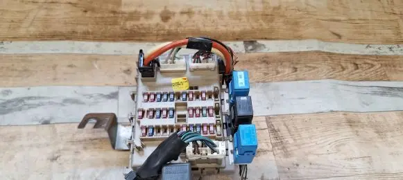 Nissan Almera Tino Fuse module 243504U100