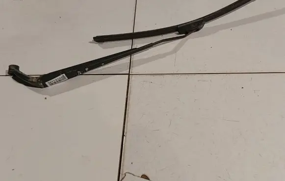 Toyota Corolla E120 E130 Front wiper blade arm 