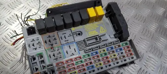 Opel Zafira A Fuse box set 24412497
