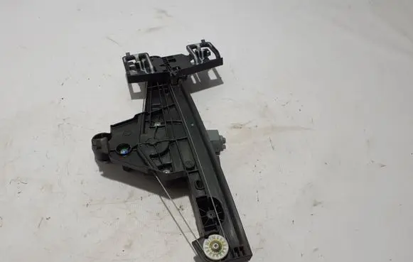 Rear window lifting mechanism without motor