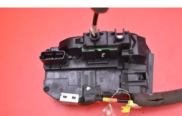 Nissan Qashqai Front door lock