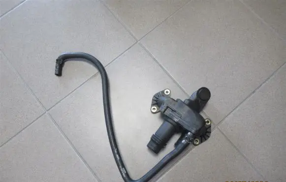 Jaguar XF X250 Thermostat/thermostat housing C8W0A