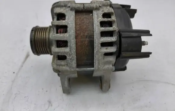 Nissan Qashqai Generator/alternator 231004719R