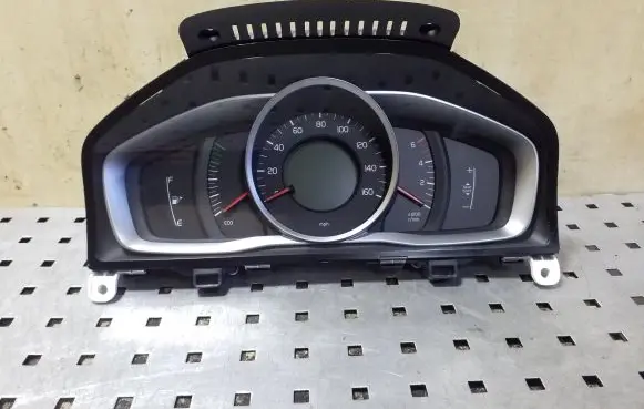 Volvo XC70 Speedometer (instrument cluster) 31412869 769315620U 769317840U