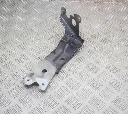 Maserati Quattroporte Fender mounting bracket D768