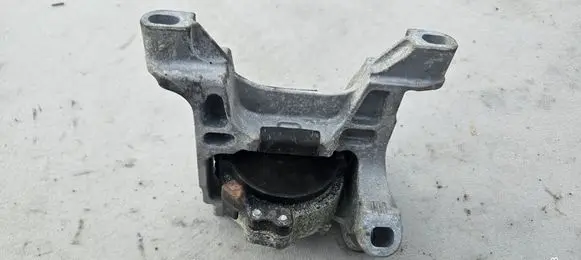 Engine mount vacuum valve