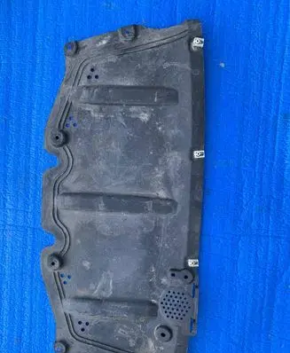 BMW 3 G20 G21 Engine splash shield/under tray 7428176