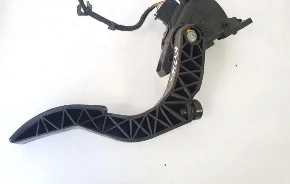 Accelerator throttle pedal