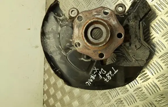 Nissan X-Trail T32 Front wheel hub