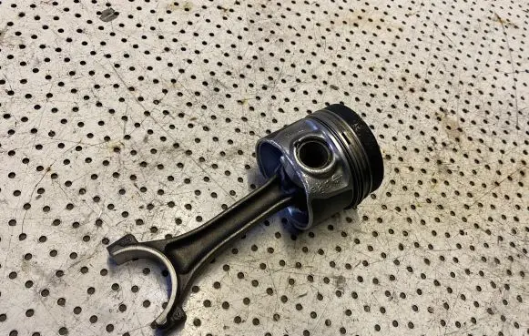 Volkswagen Caddy Piston with connecting rod