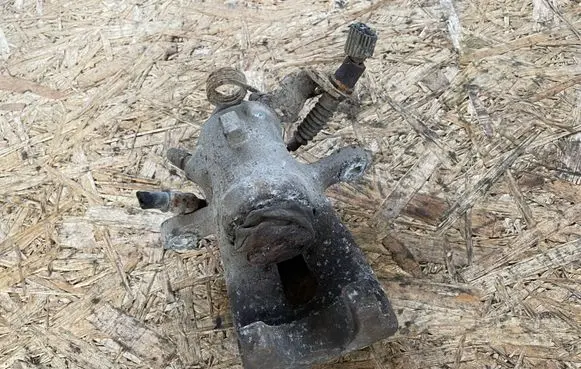 Opel Zafira A Rear brake caliper