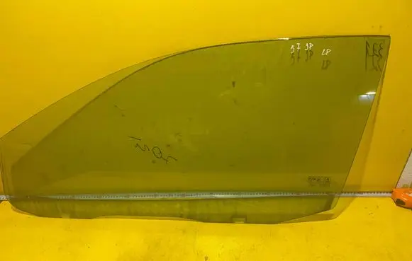 Ford Focus Front door window glass four-door E943R000016