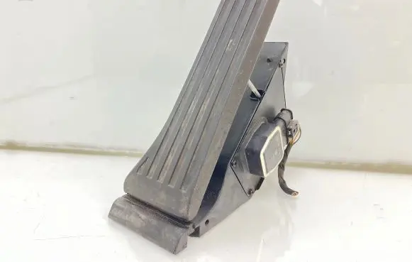Mercedes-Benz E W212 Accelerator throttle pedal A2043000004