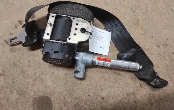 Volvo S40 Rear seatbelt 8639547
