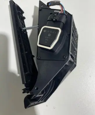 Mercedes-Benz E W212 Accelerator throttle pedal A2043000204