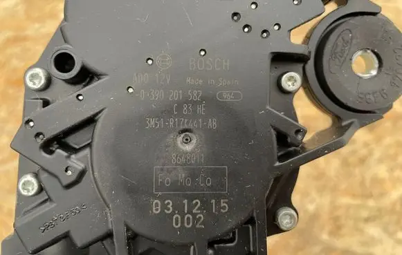 Volkswagen PASSAT B5 Rear window wiper motor 0390201582