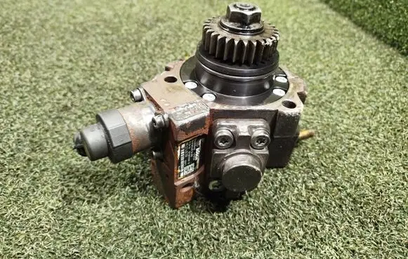 Renault Trafic III (X82) Fuel injection high pressure pump 167005114R HMLGT4813R 0445010406